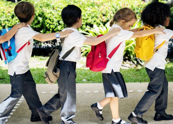 Grupo de diversos alunos do jardim de infância caminhando juntos