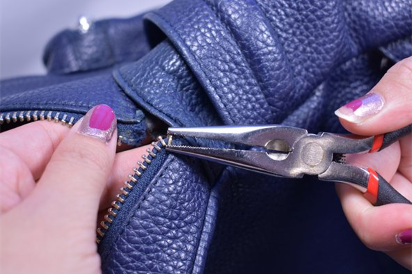 The Zipper Is Stuck-Adjust Misaligned Teeth​